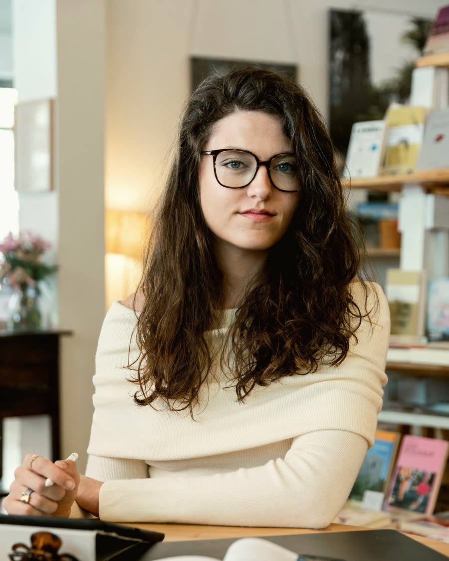 Antònia Busquets trabajando en su escritorio con documentación clínica