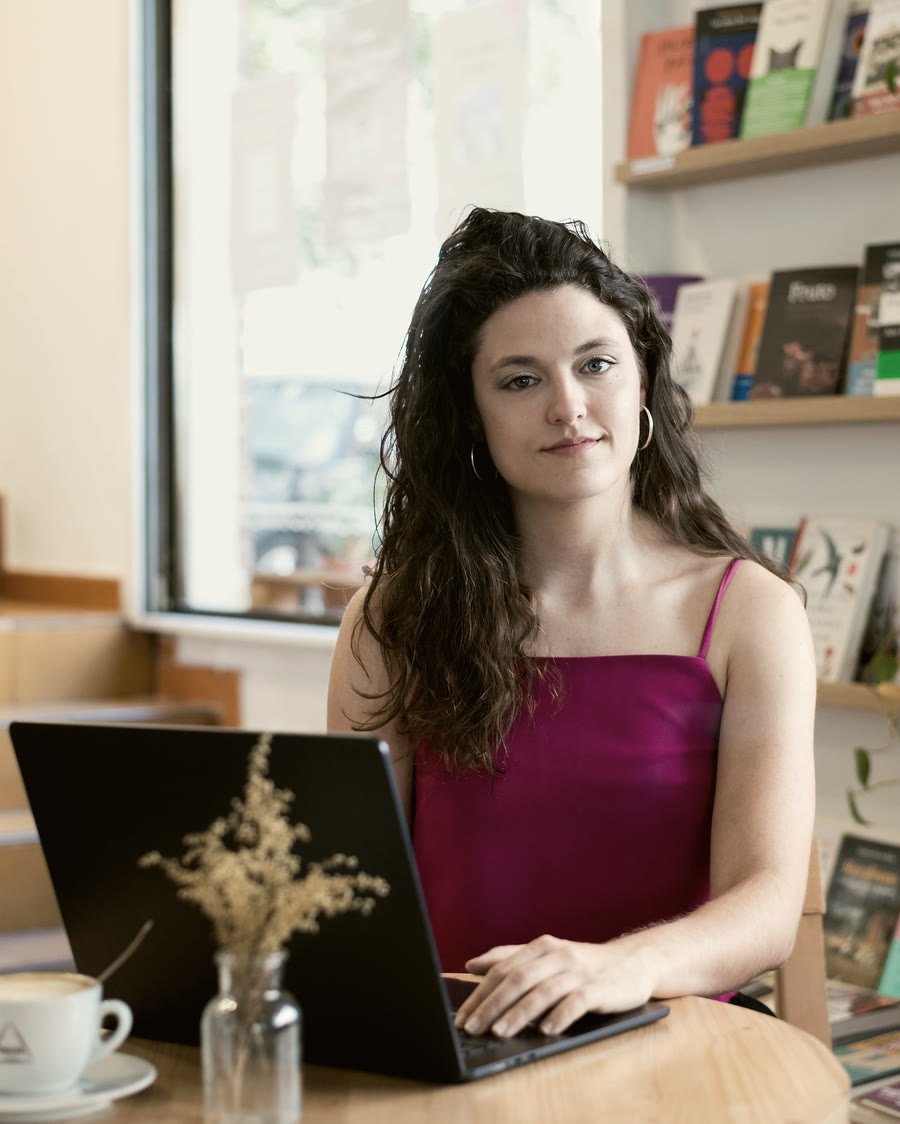 Antònia Busquets ante el ordenador, preparada para una sesión online